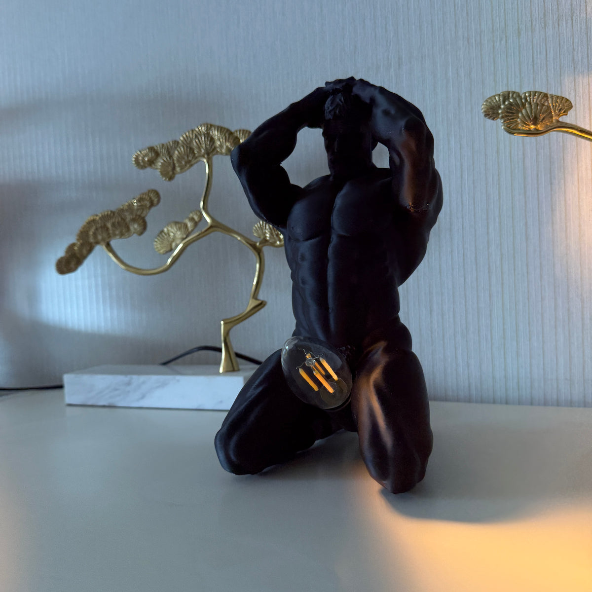 Muscular Man Sculpture Desk Lamp – Artistic Statue Light for Home Decor